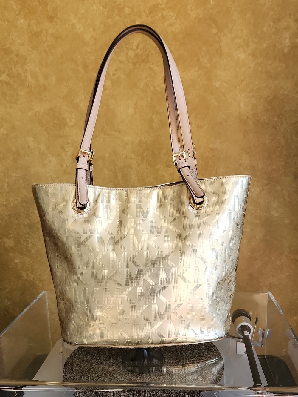 Michael KORS Metallic Gold Tote Handbag with Light Tan Straps - Picture 3 of 15